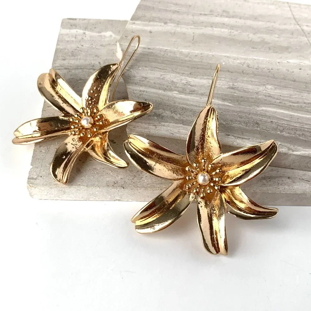New ~ Zara Large Pearl Flower Earrings - Picture 1 of 7